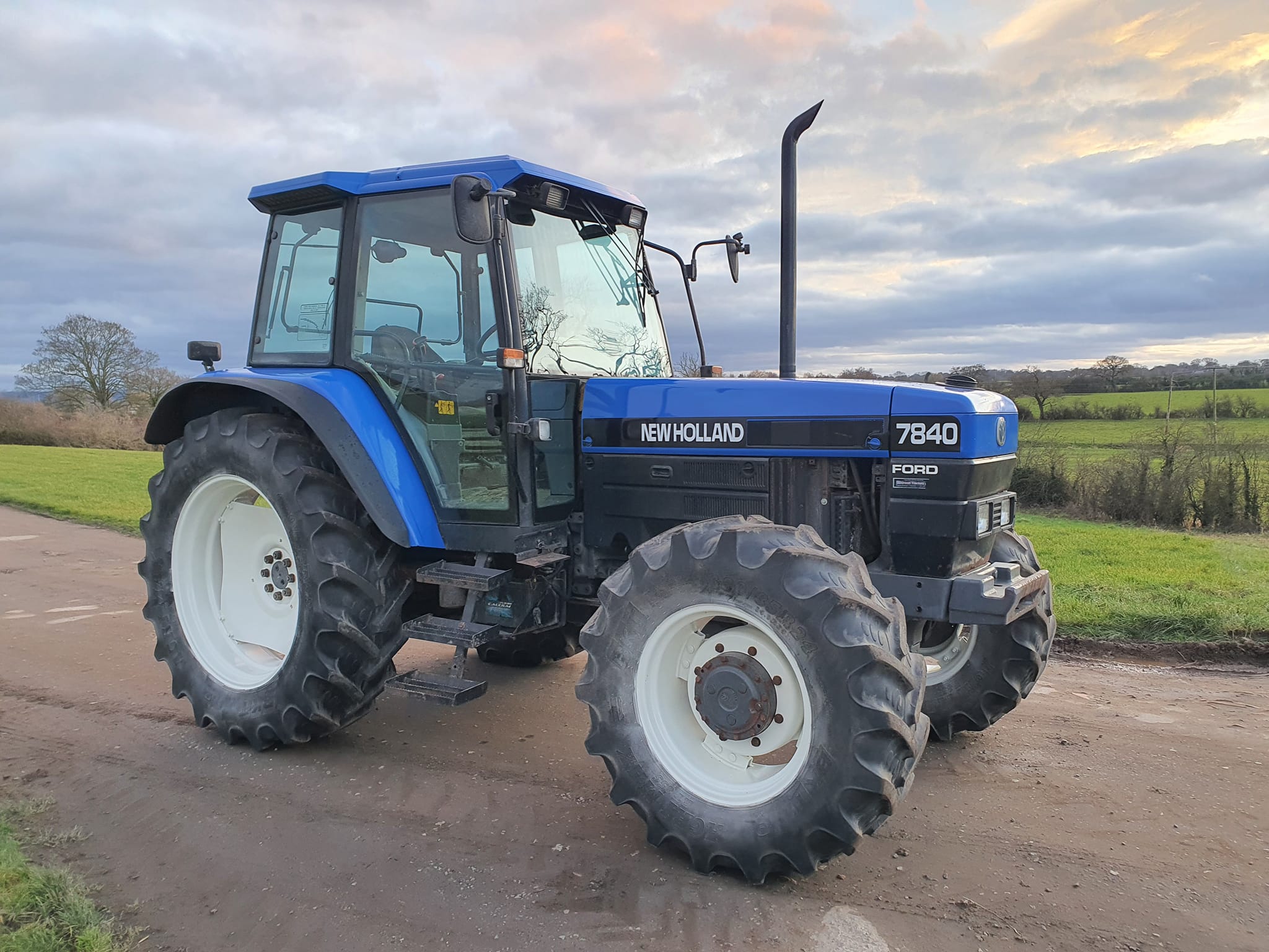 New Holland 7840 4WD Tractor Specs (1996 - 1998) | LECTURA Specs